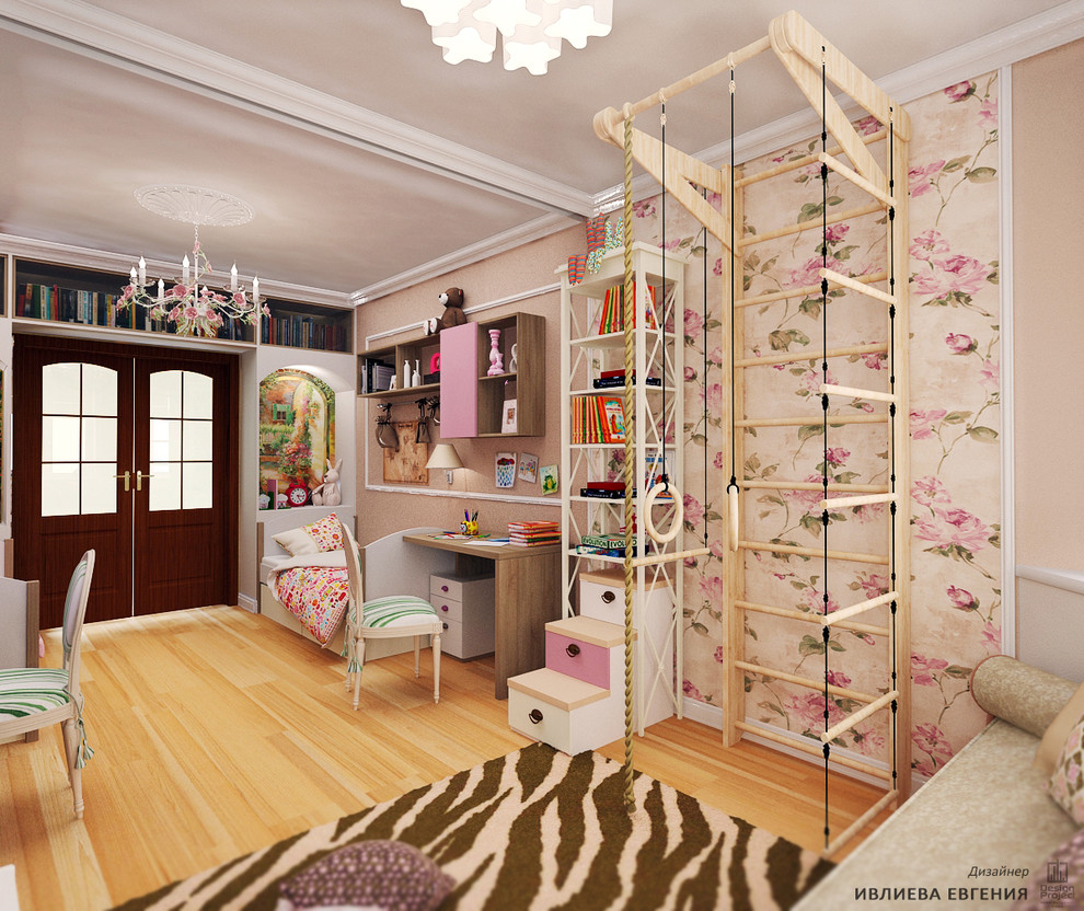 Cette photo montre une grande chambre d'enfant de 4 à 10 ans nature avec un mur rose, parquet clair et un sol jaune.