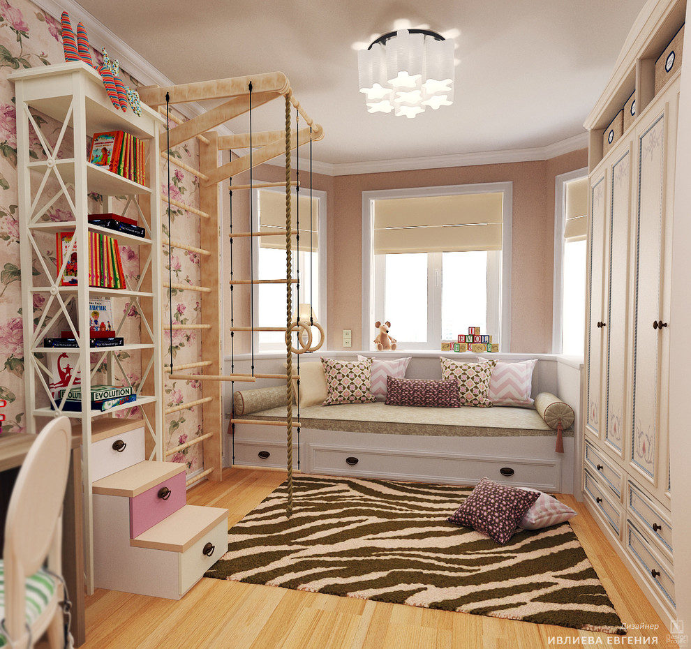Exempel på ett stort lantligt flickrum för 4-10-åringar och kombinerat med lekrum, med ljust trägolv, flerfärgade väggar och gult golv