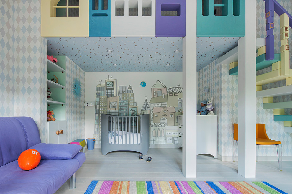 Inredning av ett modernt stort könsneutralt småbarnsrum kombinerat med lekrum, med flerfärgade väggar och grått golv
