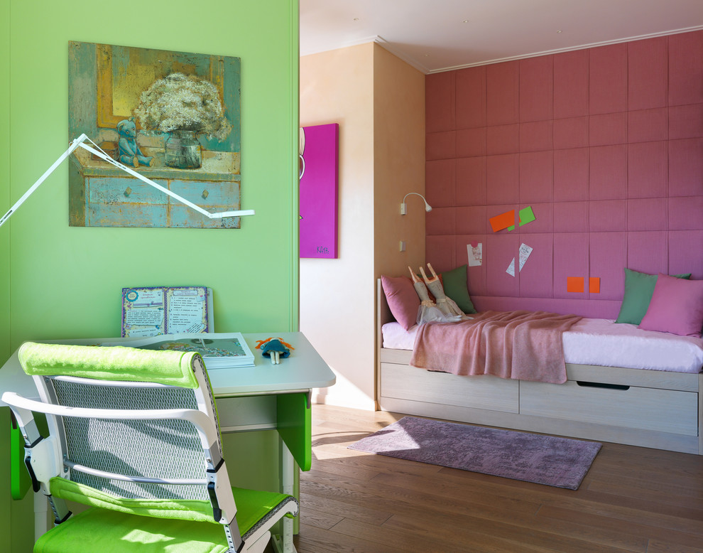 Стильный дизайн: детская среднего размера в современном стиле с рабочим местом, розовыми стенами, паркетным полом среднего тона и коричневым полом для подростка, девочки - последний тренд