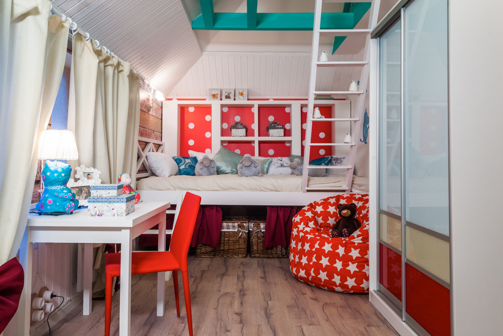 Imagen de dormitorio infantil de 4 a 10 años campestre con paredes blancas y suelo de madera en tonos medios