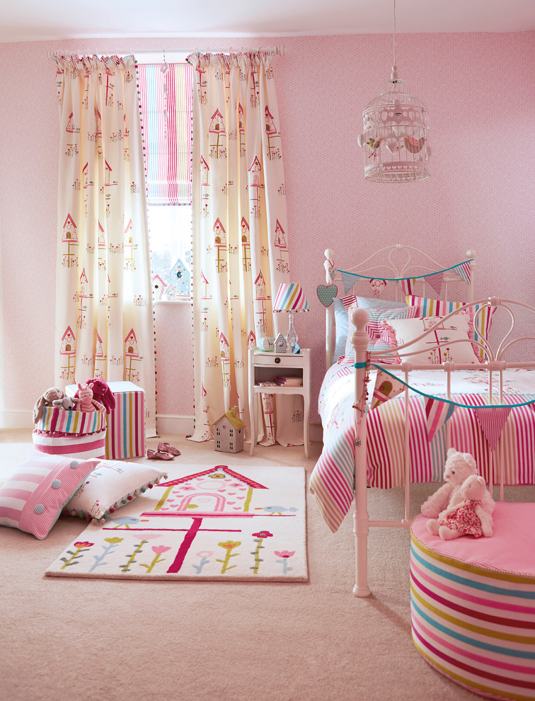Modernes Mädchenzimmer mit Schlafplatz, rosa Wandfarbe, Teppichboden und beigem Boden in Moskau