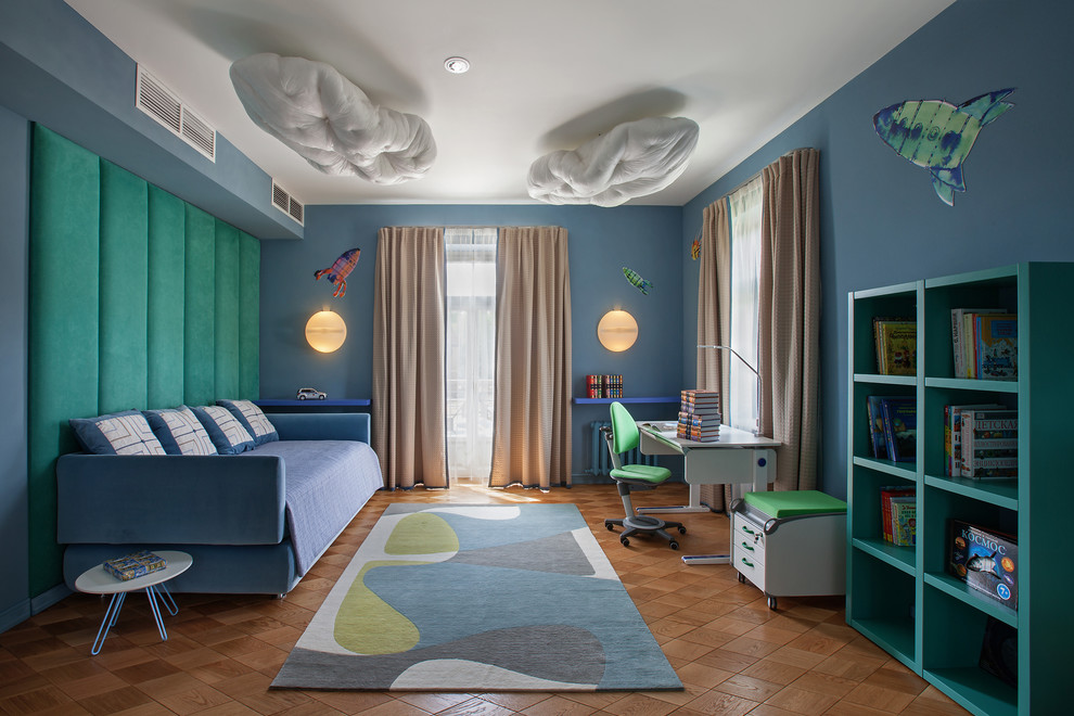 Cette image montre une grande chambre de garçon de 4 à 10 ans design avec un mur bleu et un sol en bois brun.