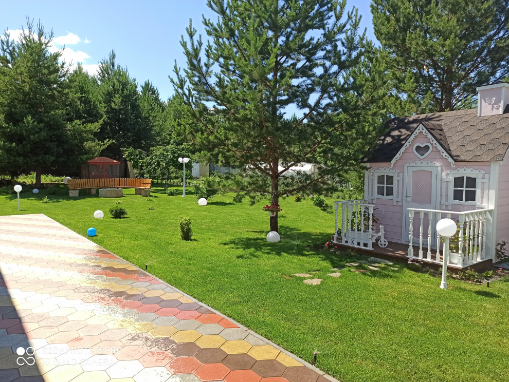 Идея дизайна: маленькая детская с игровой с розовыми стенами, деревянным полом, белым полом, деревянным потолком и стенами из вагонки для на участке и в саду, ребенка от 1 до 3 лет, девочки