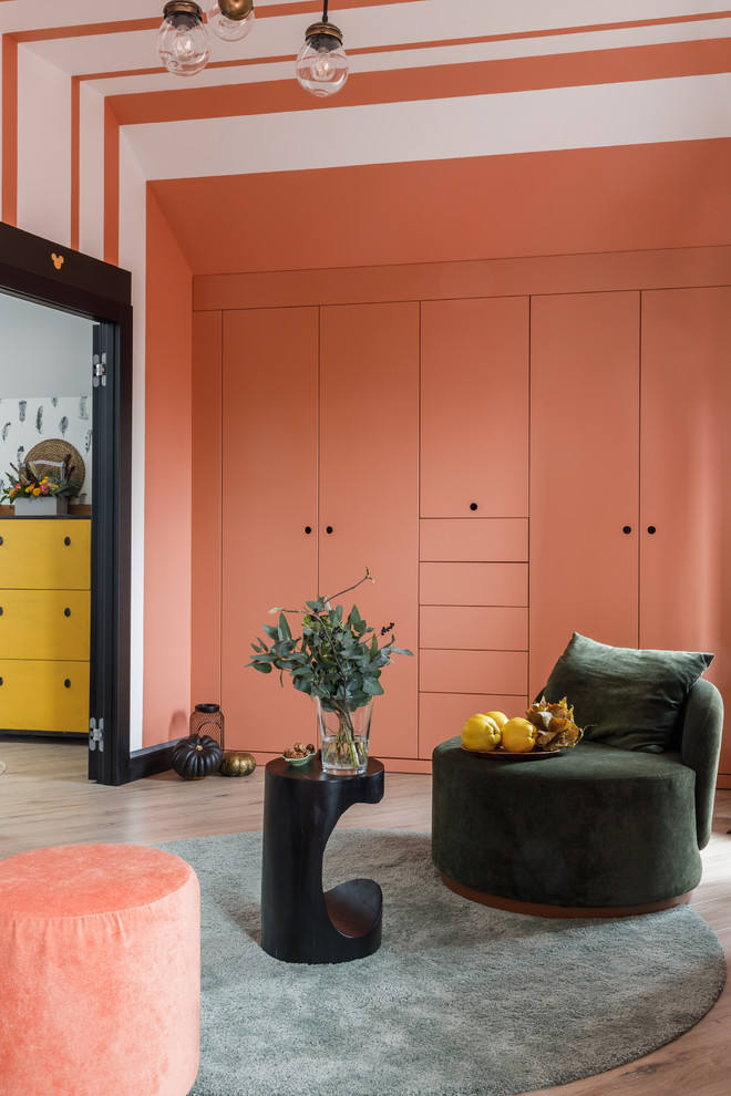 他の地域にあるお手頃価格の中くらいなコンテンポラリースタイルのおしゃれな子供部屋 (ラミネートの床、ピンクの壁、児童向け) の写真