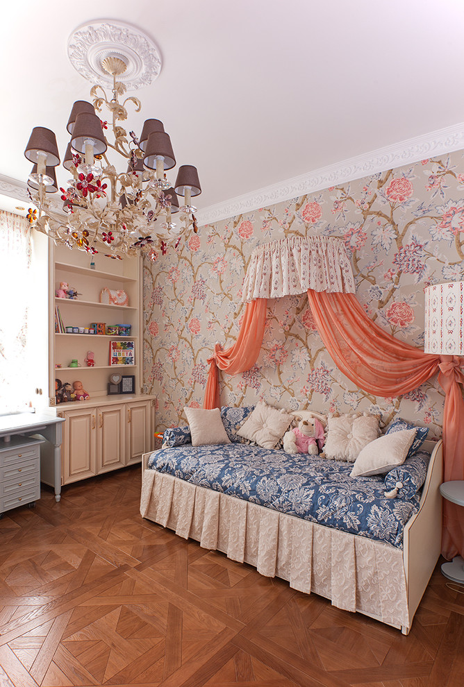 Modelo de habitación de niña de 4 a 10 años clásica con paredes multicolor y suelo de madera en tonos medios