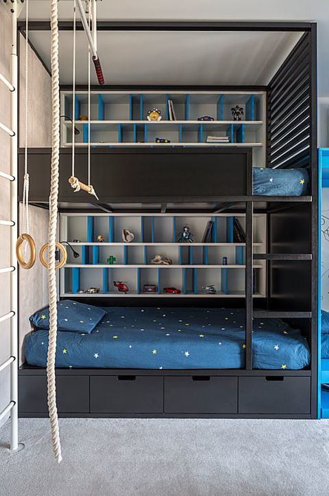 Пример оригинального дизайна: детская в современном стиле с спальным местом и ковровым покрытием для ребенка от 4 до 10 лет, мальчика