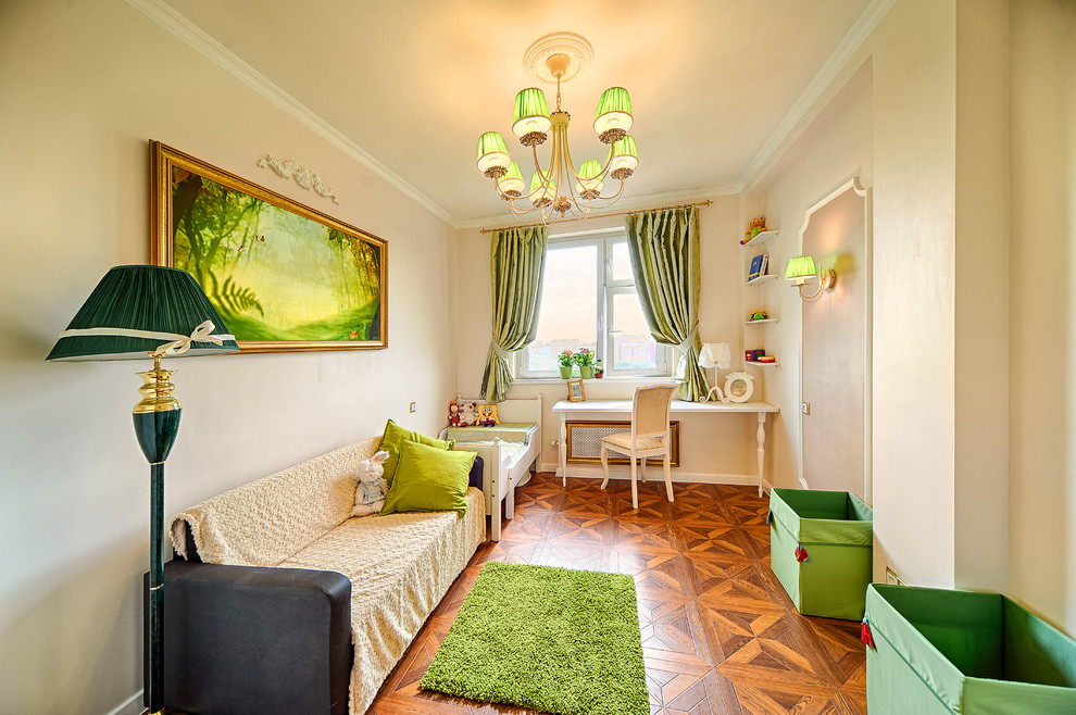 Modelo de dormitorio infantil de 1 a 3 años clásico de tamaño medio con paredes beige y suelo de madera en tonos medios