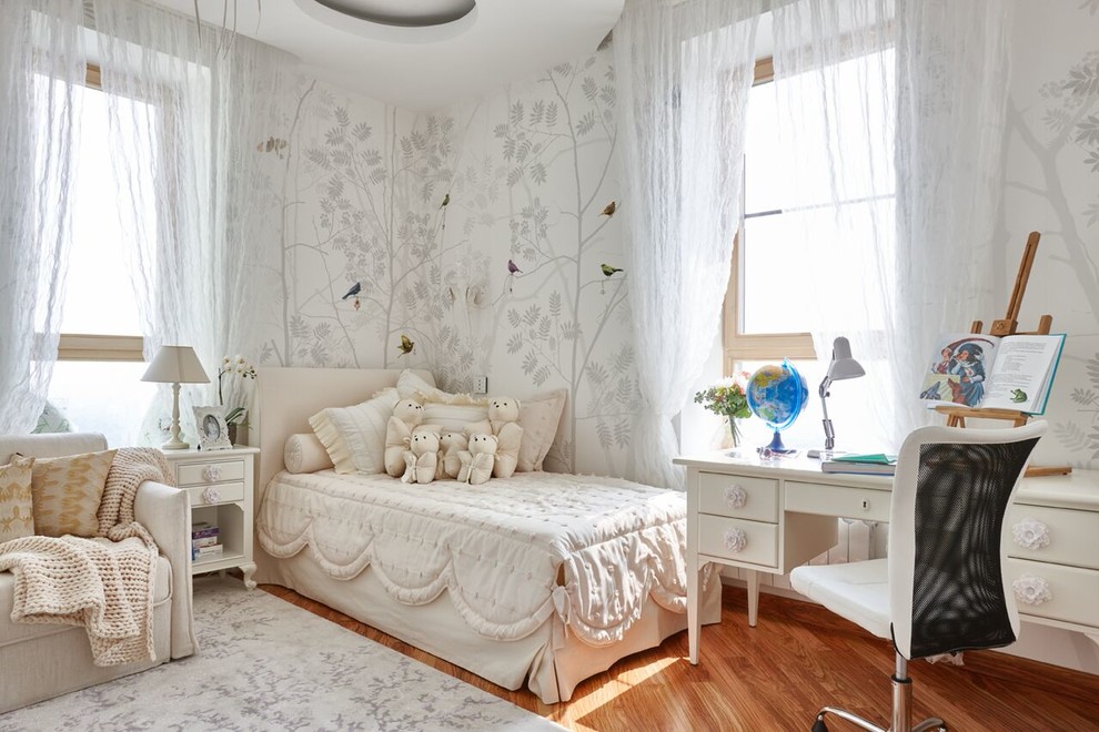 Klassisches Mädchenzimmer mit braunem Holzboden, Schlafplatz, bunten Wänden und orangem Boden in Moskau