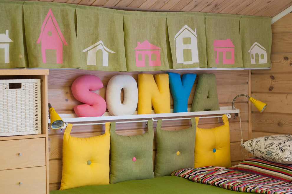 Aménagement d'une chambre de fille de 4 à 10 ans scandinave de taille moyenne avec un bureau, un mur beige, un sol en bois brun et un sol beige.