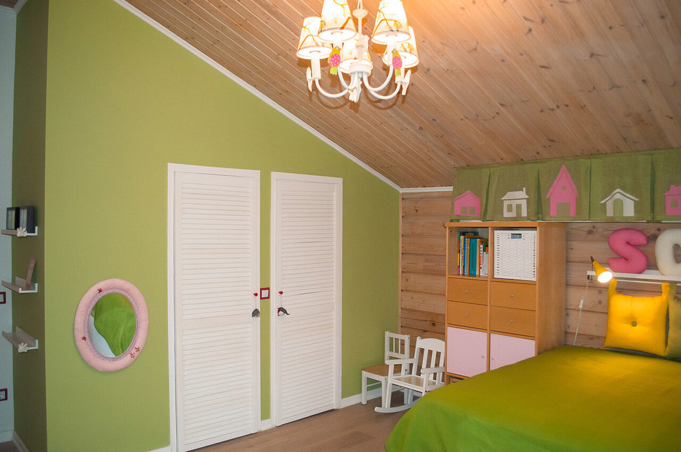 Mittelgroßes Skandinavisches Mädchenzimmer mit Arbeitsecke, beiger Wandfarbe, braunem Holzboden und beigem Boden in Moskau