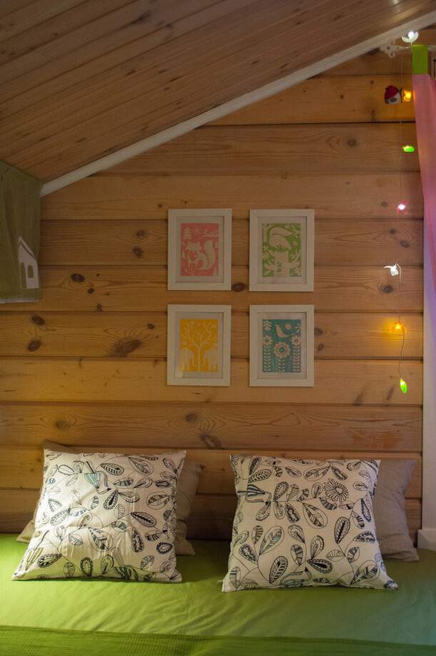 Idee per una cameretta per bambini da 4 a 10 anni nordica di medie dimensioni con pareti beige, pavimento in legno massello medio e pavimento beige
