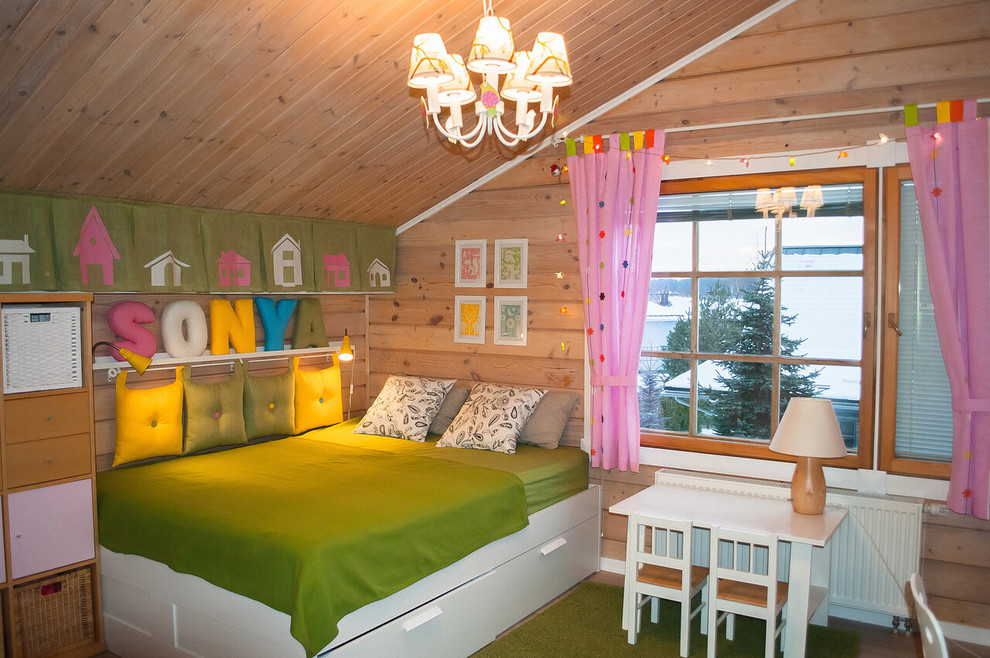 Ispirazione per una cameretta per bambini da 4 a 10 anni scandinava di medie dimensioni con pareti beige, pavimento in legno massello medio e pavimento beige