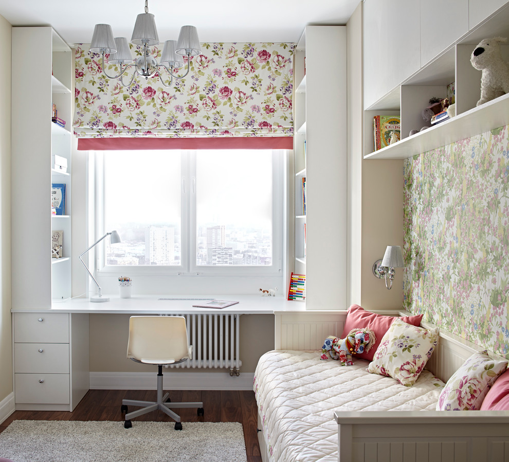 Idée de décoration pour une chambre d'enfant design avec un bureau, parquet foncé et un mur multicolore.