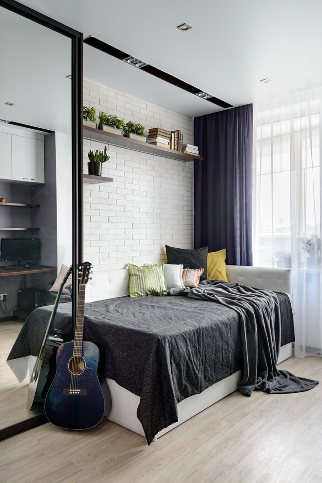 Inspiration för stora moderna barnrum kombinerat med sovrum, med vita väggar, vinylgolv och beiget golv