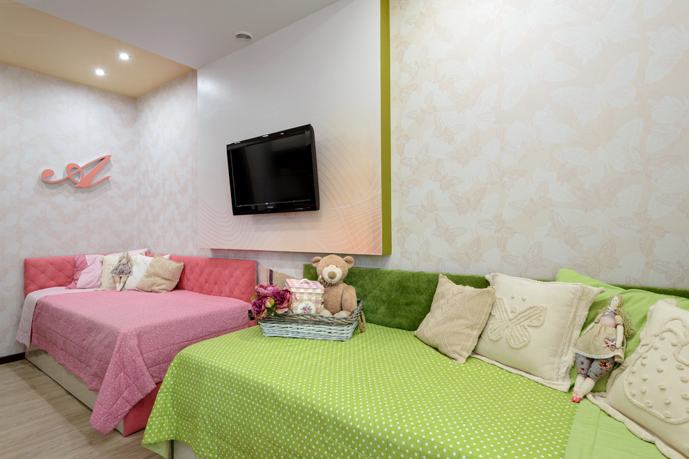 Cette photo montre une grande chambre d'enfant de 4 à 10 ans tendance avec un mur beige, un sol en vinyl et un sol beige.