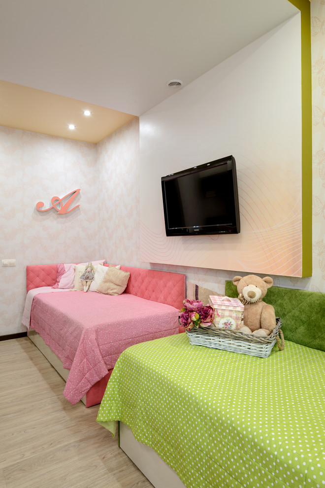 Foto di una grande cameretta per bambini da 4 a 10 anni minimal con pareti beige, pavimento in vinile e pavimento beige