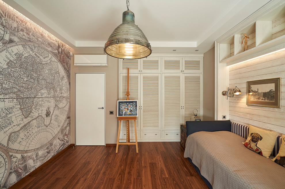Diseño de dormitorio infantil marinero con paredes beige y suelo de madera en tonos medios