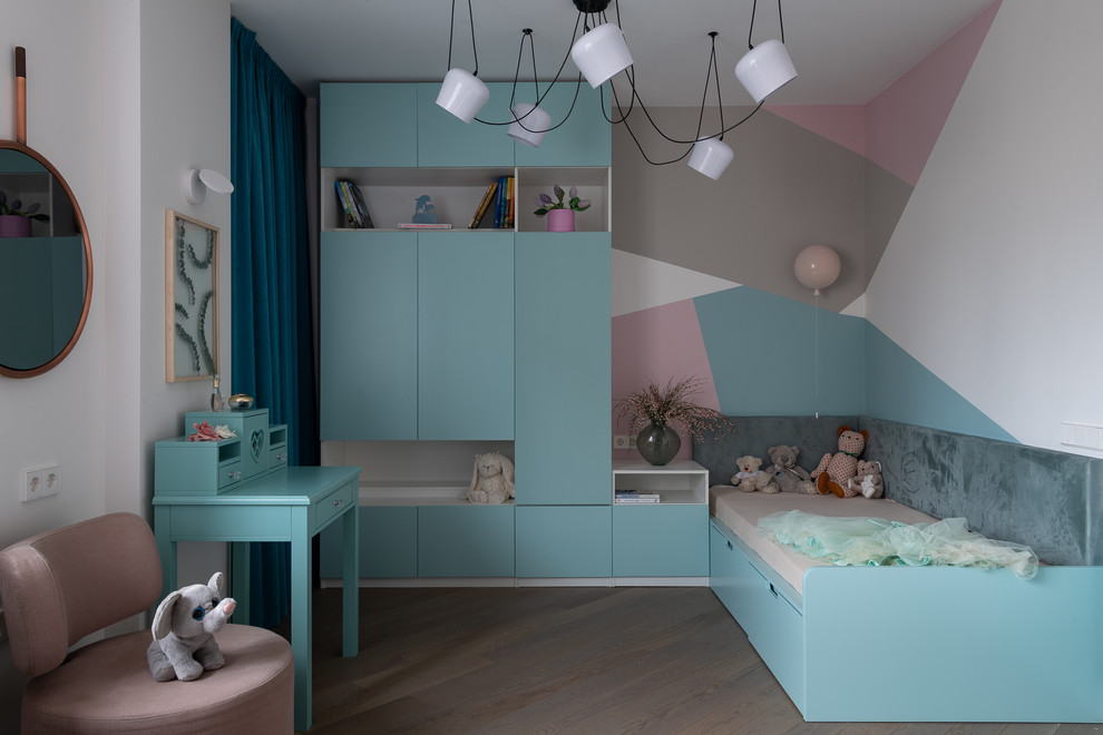 Diseño de habitación de niña actual con paredes multicolor, suelo de madera en tonos medios y suelo beige