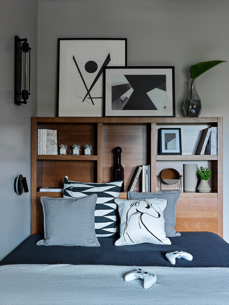 Idéer för ett mellanstort klassiskt barnrum kombinerat med sovrum, med grå väggar, mellanmörkt trägolv och brunt golv