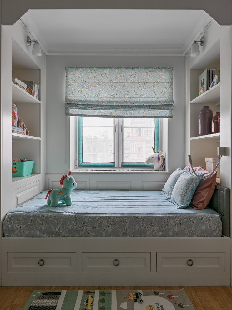 Ejemplo de dormitorio infantil de 4 a 10 años tradicional de tamaño medio con paredes beige, suelo de madera en tonos medios y suelo marrón