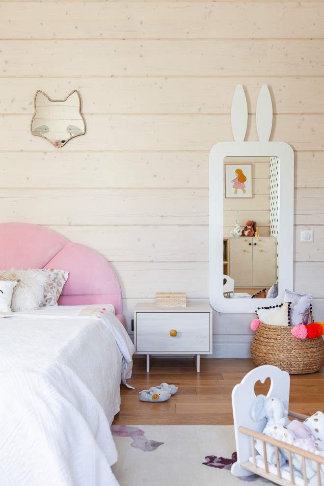 Пример оригинального дизайна: детская в современном стиле с деревянными стенами, спальным местом и белыми стенами для ребенка от 1 до 3 лет, девочки