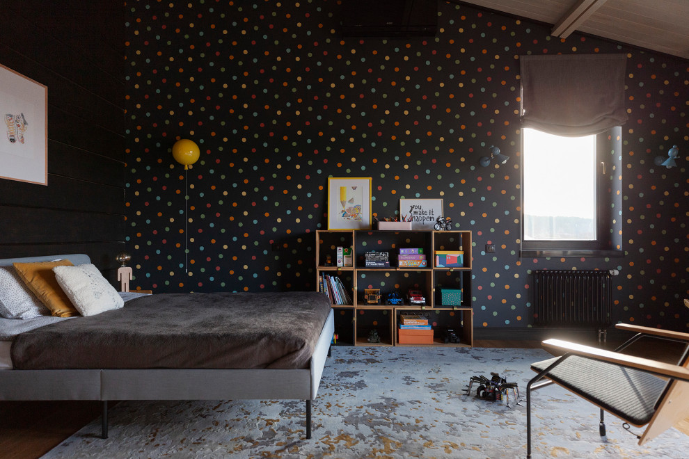Идея дизайна: детская в современном стиле с черными стенами, балками на потолке и деревянными стенами для ребенка от 4 до 10 лет, мальчика