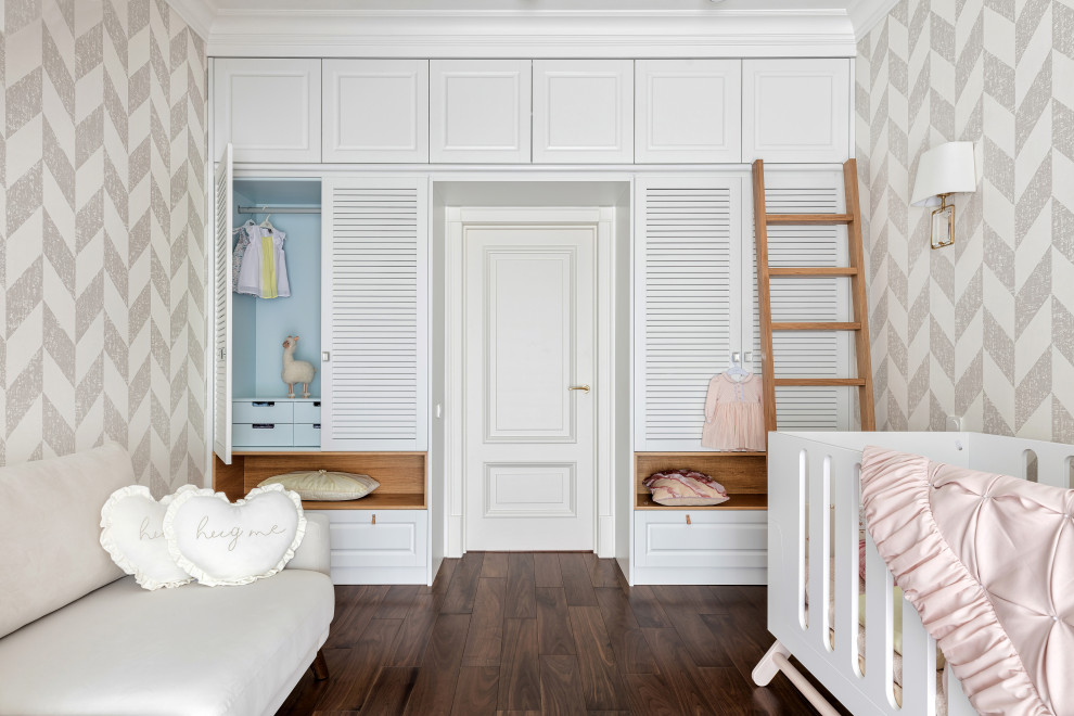 Inspiration för moderna flickrum kombinerat med sovrum, med beige väggar och mellanmörkt trägolv