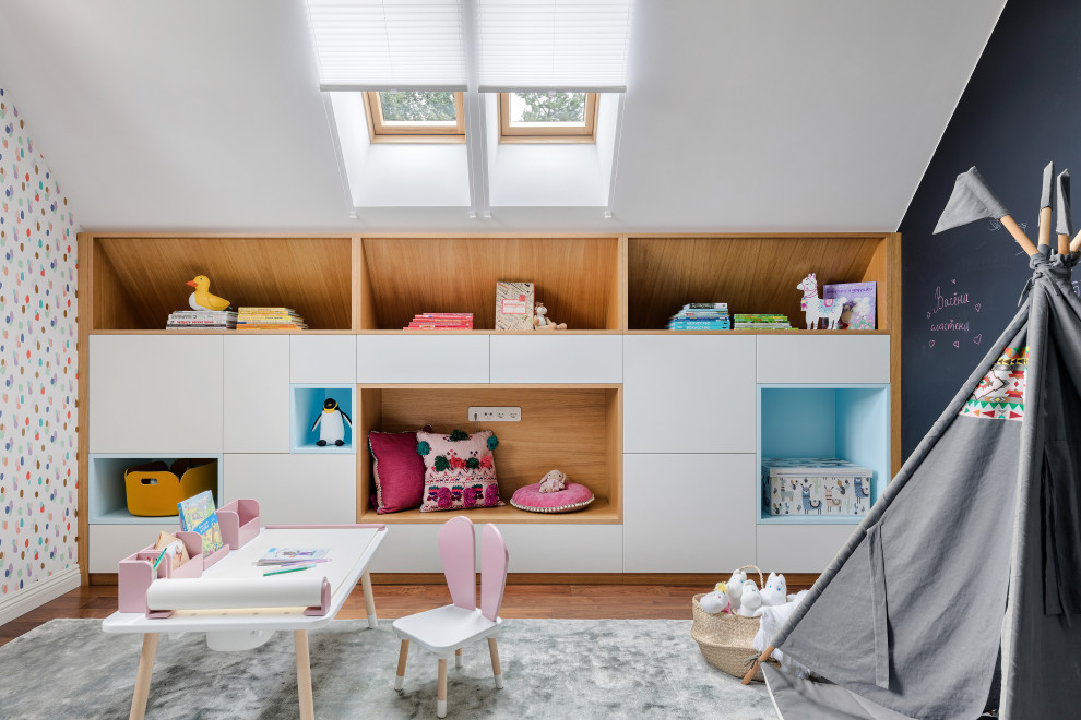 Modernes Mädchenzimmer mit Spielecke, bunten Wänden, braunem Holzboden und Tapetenwänden in Sankt Petersburg