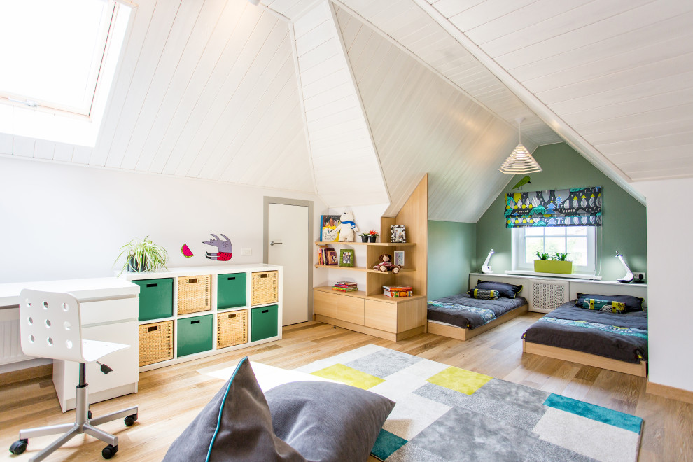 Diseño de dormitorio infantil actual con paredes grises, suelo de madera en tonos medios y suelo marrón