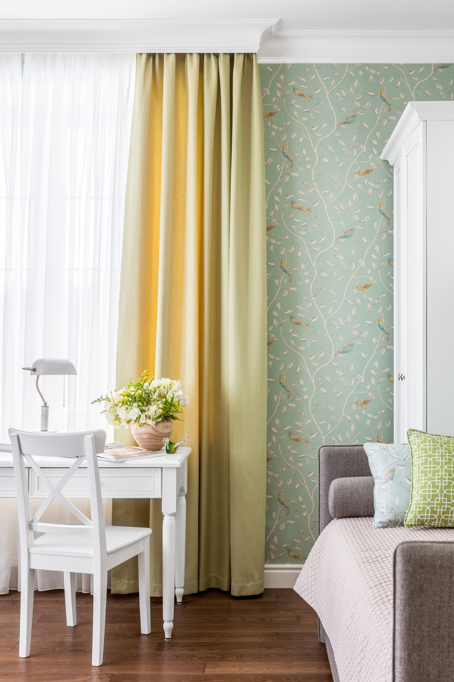 Klassisches Mädchenzimmer mit grüner Wandfarbe, braunem Holzboden und braunem Boden in Moskau