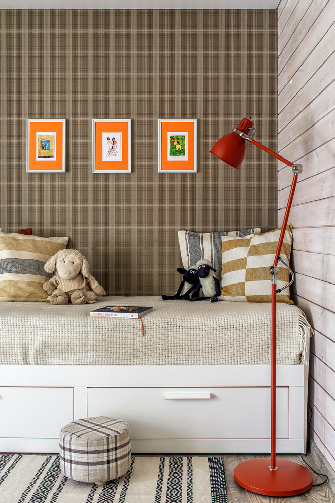 Mittelgroßes Modernes Kinderzimmer mit Schlafplatz, brauner Wandfarbe, Laminat und grauem Boden in Sonstige