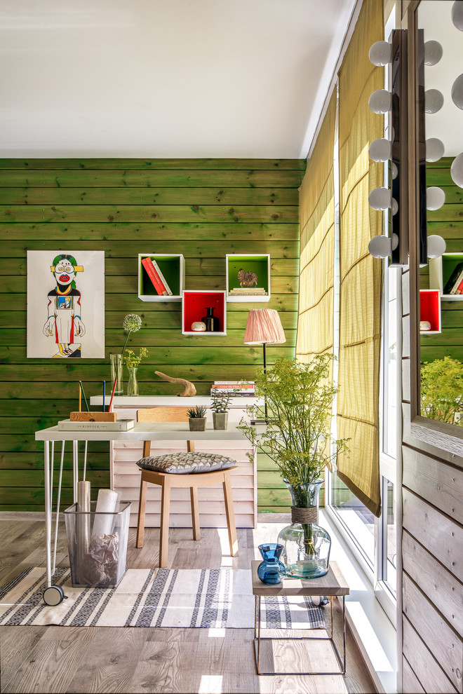 Mittelgroßes Modernes Kinderzimmer mit Arbeitsecke, brauner Wandfarbe, Laminat und grauem Boden in Sonstige