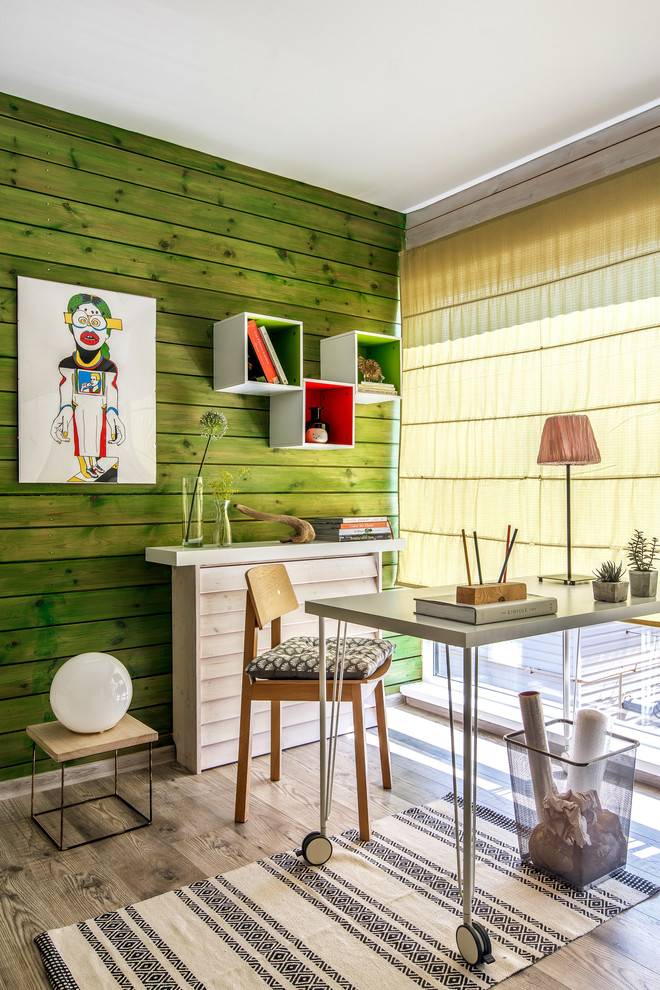 Inspiration pour une chambre d'enfant traditionnelle de taille moyenne avec un bureau, sol en stratifié, un sol gris et un mur vert.