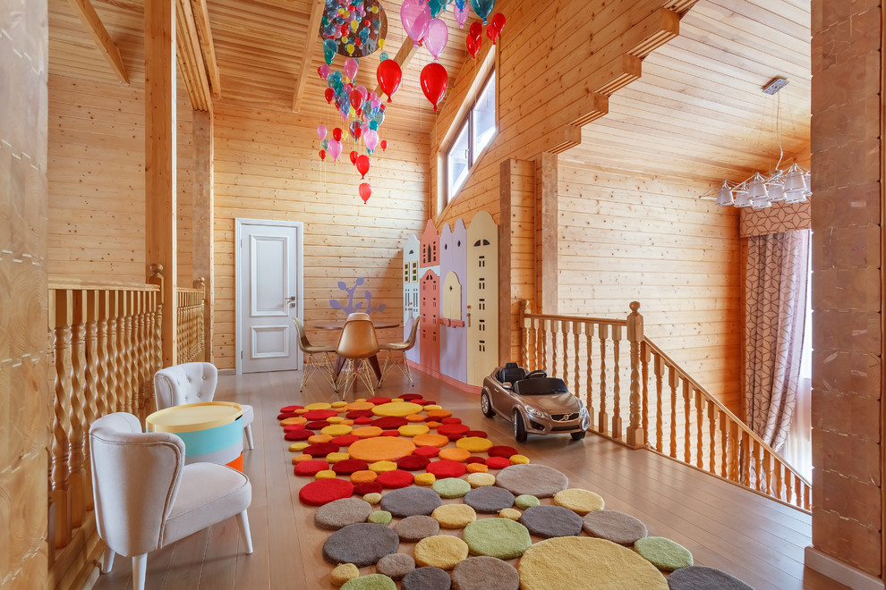 На фото: нейтральная детская с игровой: освещение в стиле фьюжн с коричневыми стенами, паркетным полом среднего тона, коричневым полом, балками на потолке и деревянными стенами для ребенка от 4 до 10 лет