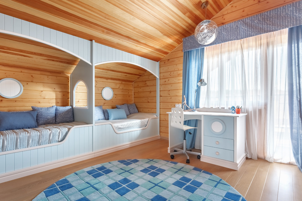 Cette photo montre une chambre d'enfant éclectique en bois avec un mur marron, un sol en bois brun, un sol marron et un plafond en lambris de bois.