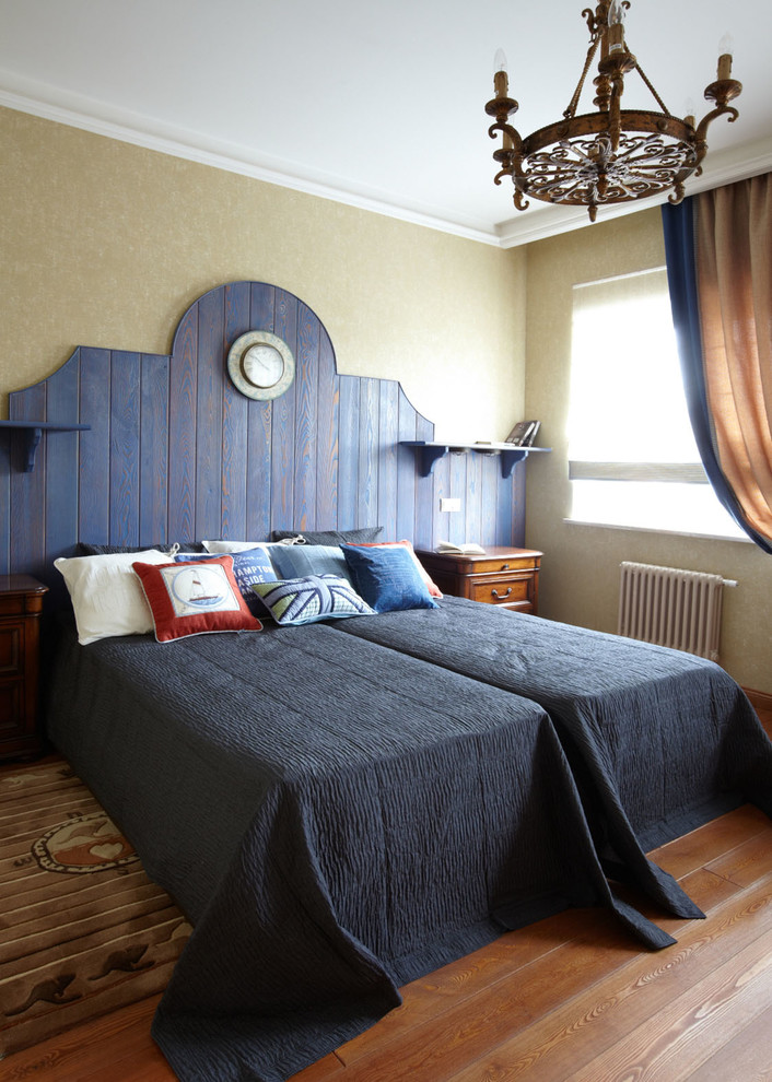 Aménagement d'une chambre d'enfant bord de mer avec un mur beige et un sol en bois brun.