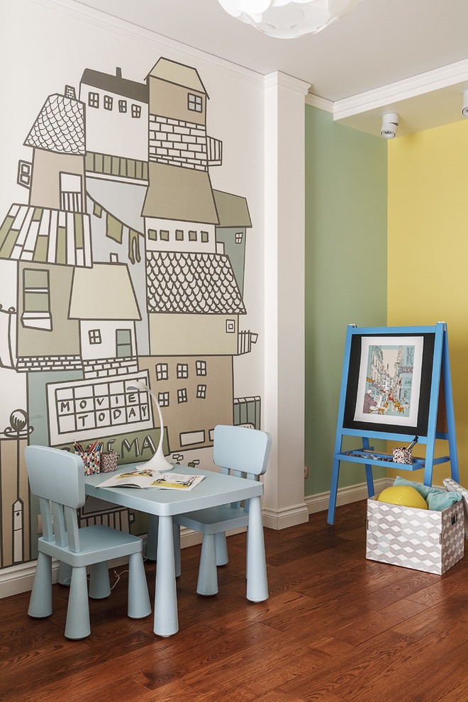 Ispirazione per una cameretta per bambini da 1 a 3 anni contemporanea con pareti multicolore, pavimento in legno massello medio e pavimento marrone