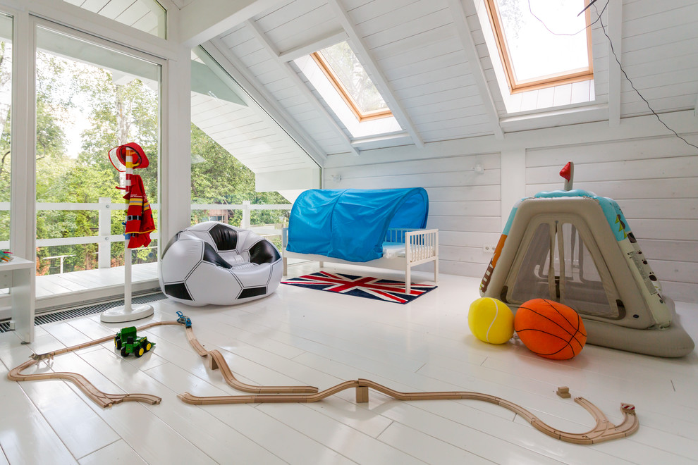 Источник вдохновения для домашнего уюта: детская с игровой в современном стиле с белыми стенами и деревянным полом для ребенка от 4 до 10 лет, мальчика
