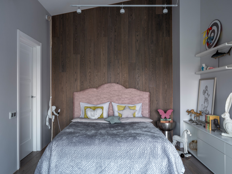 Imagen de dormitorio infantil contemporáneo con suelo marrón