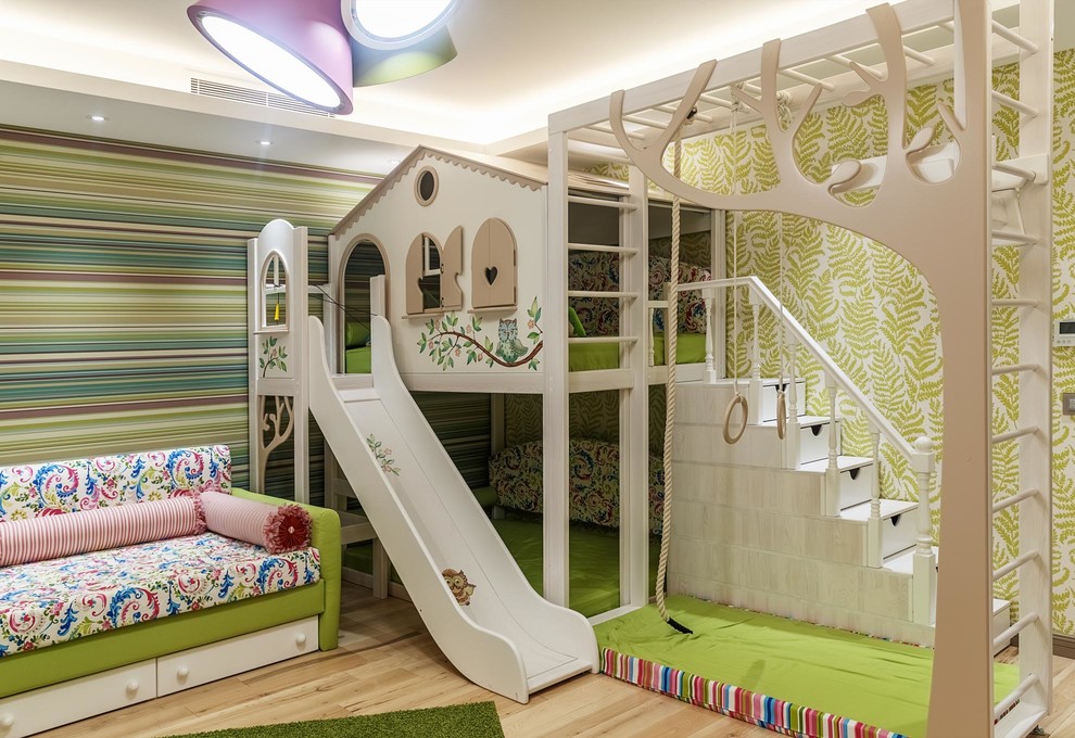 Inspiration för stora moderna flickrum kombinerat med lekrum och för 4-10-åringar, med gröna väggar, beiget golv och ljust trägolv
