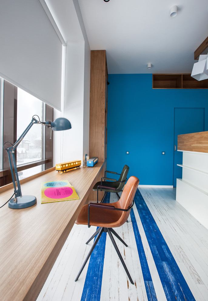 Foto de habitación de niño de 4 a 10 años actual de tamaño medio con escritorio, paredes blancas, suelo de madera pintada y suelo multicolor