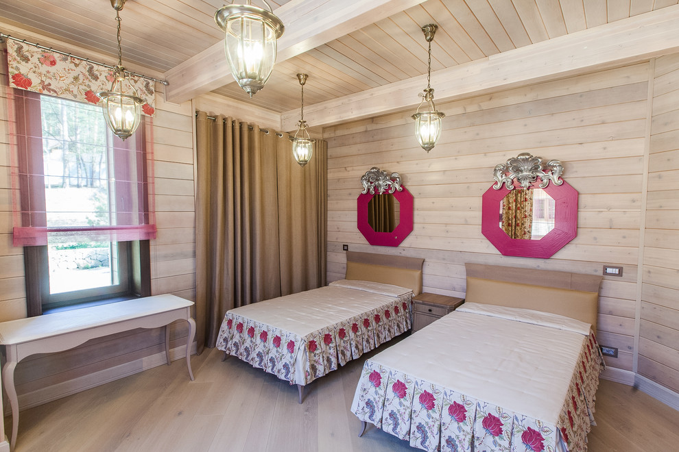 Kleines Landhausstil Kinderzimmer mit Schlafplatz, beiger Wandfarbe und hellem Holzboden in Sonstige