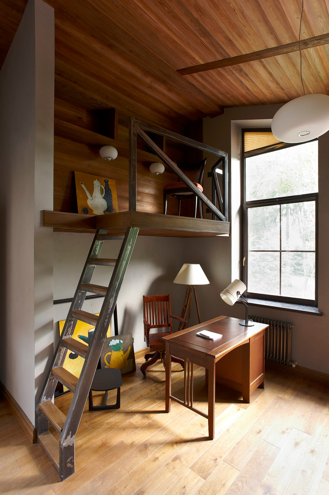 Exempel på ett mellanstort modernt pojkrum kombinerat med skrivbord och för 4-10-åringar, med grå väggar, målat trägolv och brunt golv