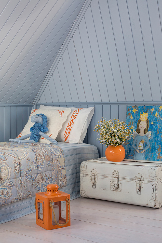 Foto di una cameretta per bambini da 4 a 10 anni stile shabby con pavimento in legno verniciato e pareti blu