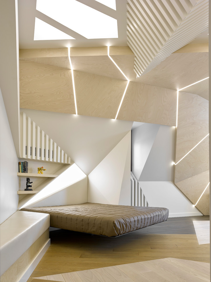 Idéer för ett modernt barnrum kombinerat med sovrum, med vita väggar, ljust trägolv och beiget golv
