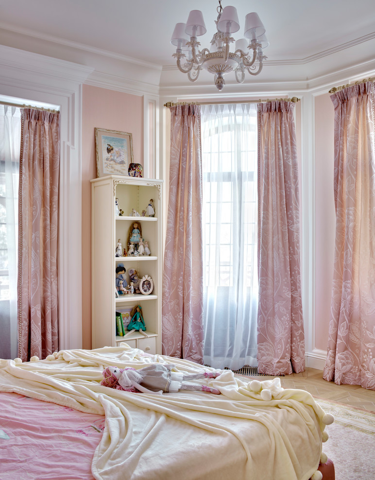 Bild på ett vintage flickrum kombinerat med sovrum, med rosa väggar och ljust trägolv