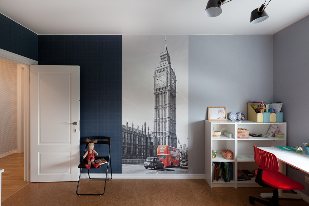 Cette image montre une petite chambre de fille de 4 à 10 ans design avec un sol en liège, un bureau et un mur multicolore.