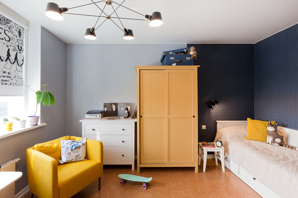 Imagen de dormitorio infantil de 4 a 10 años escandinavo pequeño con suelo de corcho y paredes multicolor