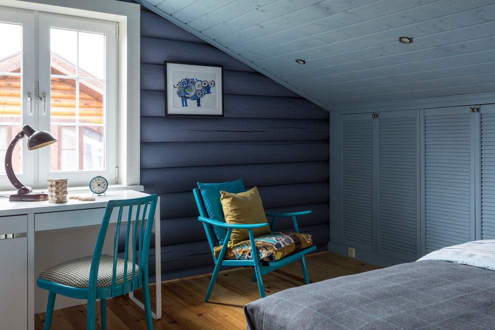 Idéer för mellanstora lantliga barnrum kombinerat med sovrum, med blå väggar och beiget golv